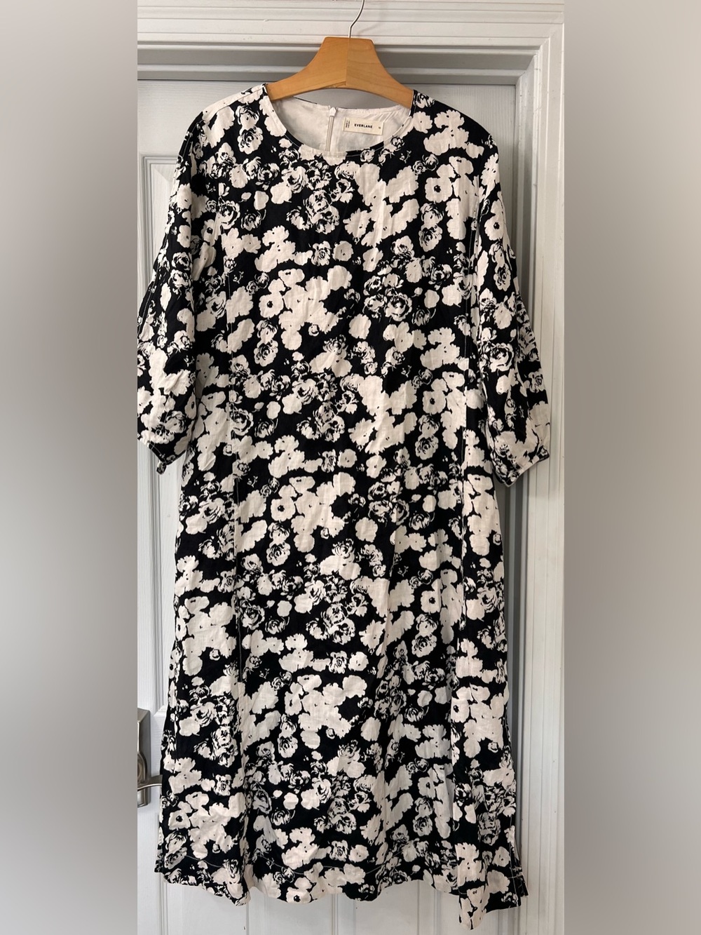 Everlane Black & White Oversized Linen Floral Midi Dress Sz 10
Classy